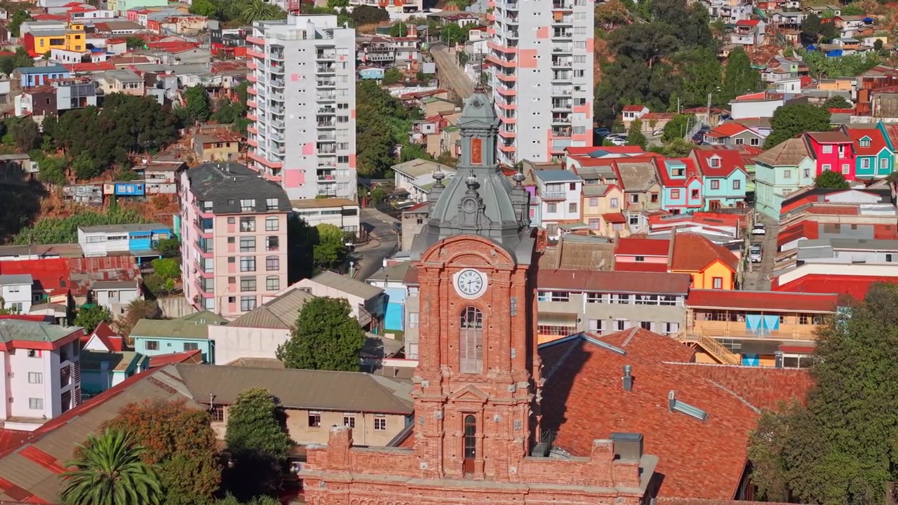 Ilmakuva kunnostetusta San Franciscon kirkosta ja kellotornista Baron Hillissä, Valparaísossa, Chilessä