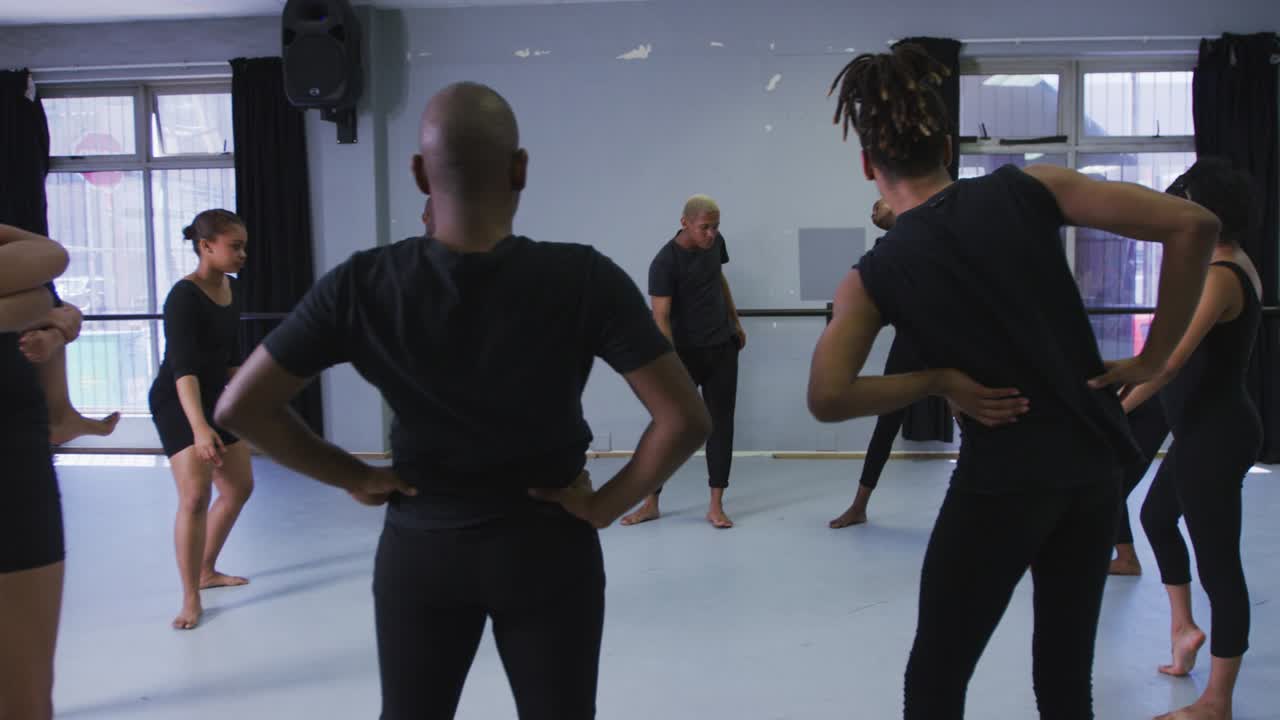 댄스 루틴을 연습하는 적합한 남녀 현대 댄서들의 다민족 그룹