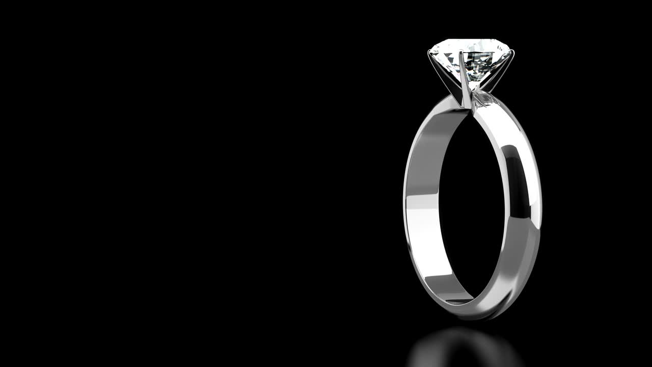 Anello solitario su sfondo nero