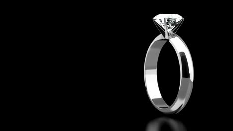 anillo solitario sobre fondo negro