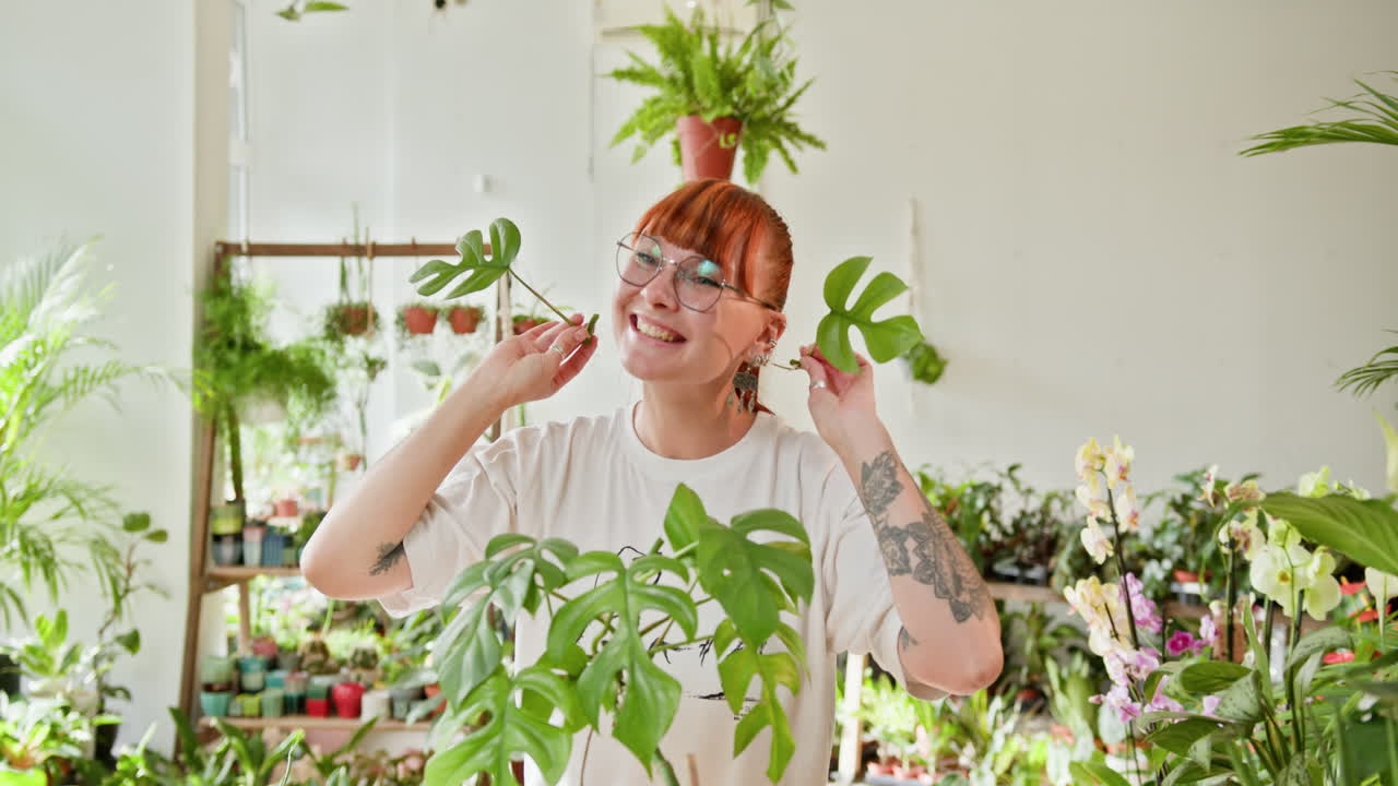 가게 에 있는 식물 들 에 둘러싸인 여자