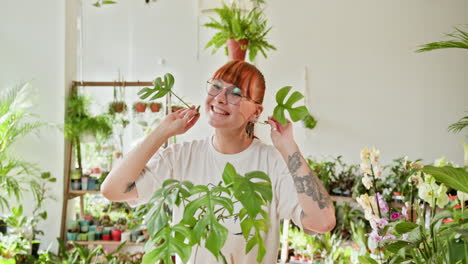 mujer rodeada de plantas en una tienda