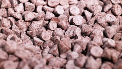 chips de chocolate cayendo y asentándose en una pila