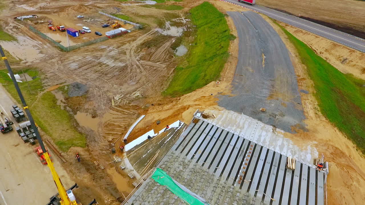 construcción de un nuevo puente sobre una carretera suburbana. vista del cielo. puente de reparación de camiones