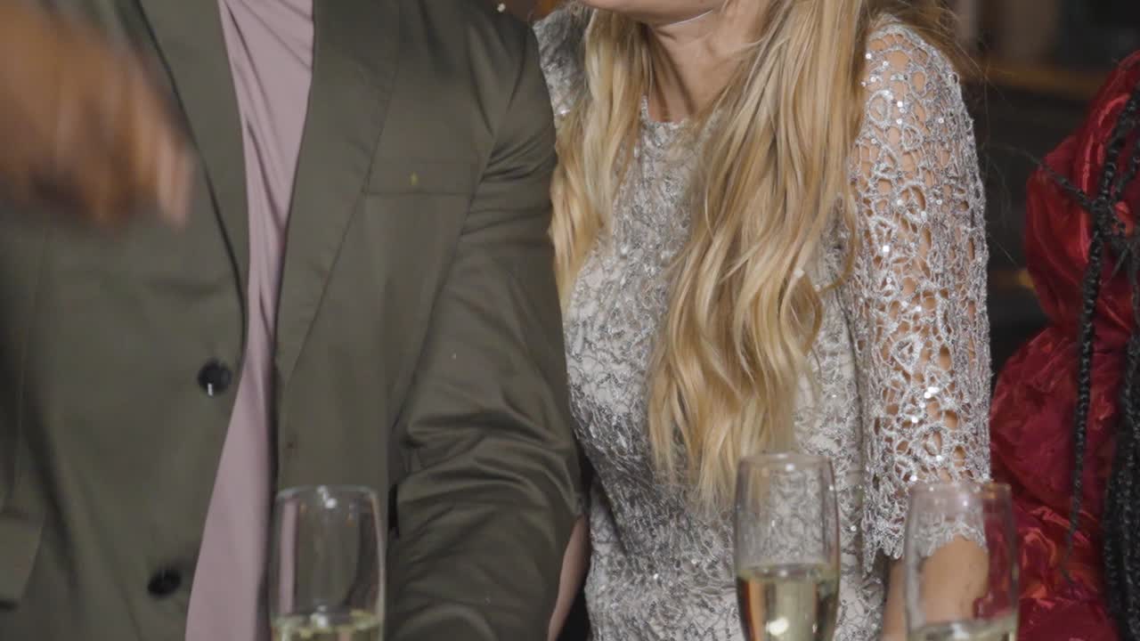 새해 전야를 축하하는 친구들에게 떨어지는 색종이의 중간 부분