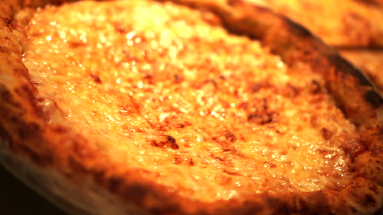 mostra la pizza dopo aver finito cucinare molto bello caldo e gusto