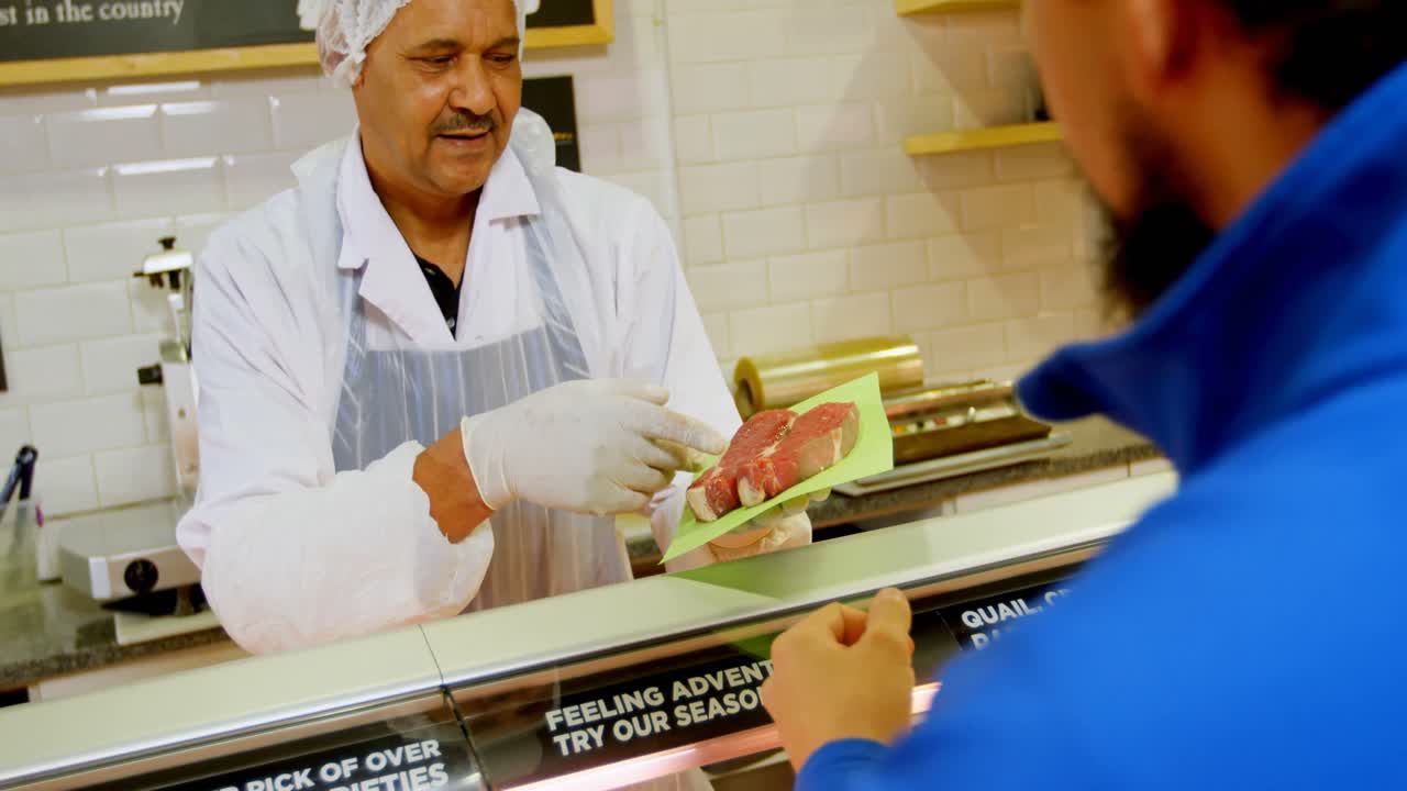 carnicero vendiendo carne al cliente 4k