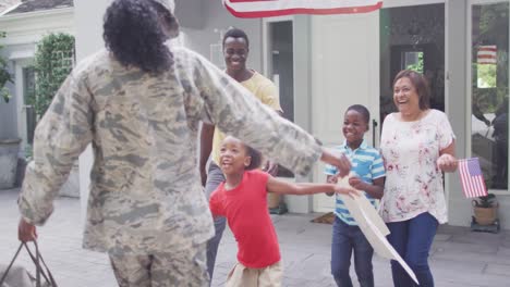 Video-Einer-Afroamerikanischen-Familie,-Die-Ihre-Soldatenmutter-Nach-Ihrer-Rückkehr-Nach-Hause-Begrüßt