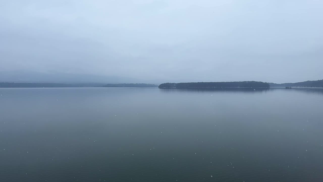 조용 한 산 호수 위 의 아름다운 눈 인 날 - 느린 동영상