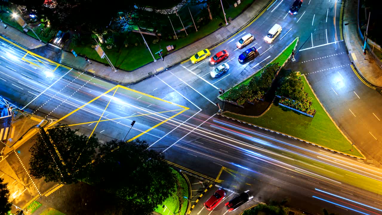 공중 뷰: 밤 시간의 고속 교차로 교통 4k 타임 스 ( 아웃)