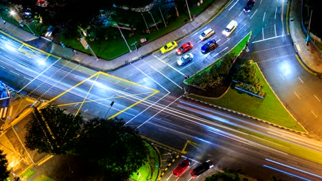 vista aérea tráfico de cruce de carreteras de alta velocidad por la noche 4k lapso de tiempo (zoom out)