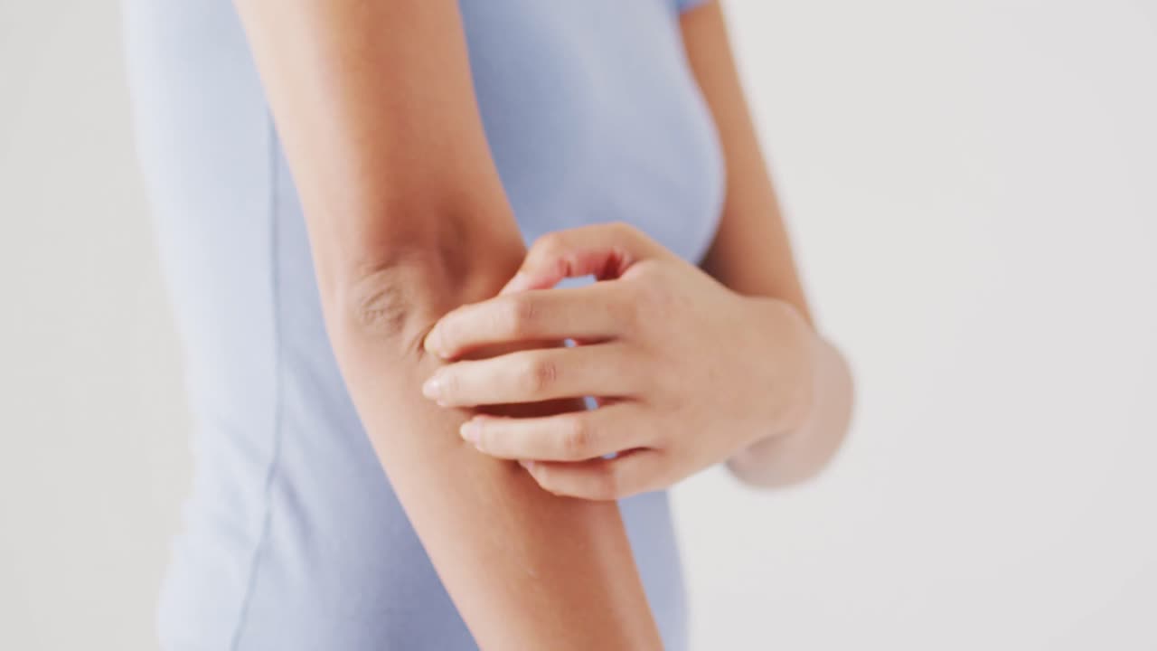 백색 배경 에 팔 을 만지는 두 인종 의 여성 의 비디오