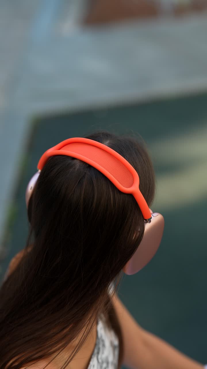 야외에서 헤드폰을 착용하는 여성