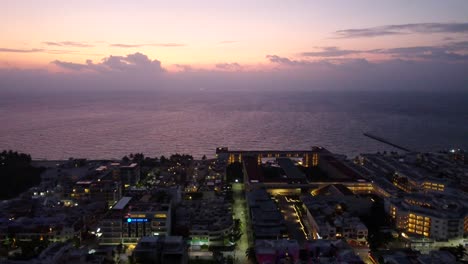 Toma-Deslizante-De-Playa-Del-Carmen-Frente-Al-Mar-único-Después-Del-Atardecer,-México