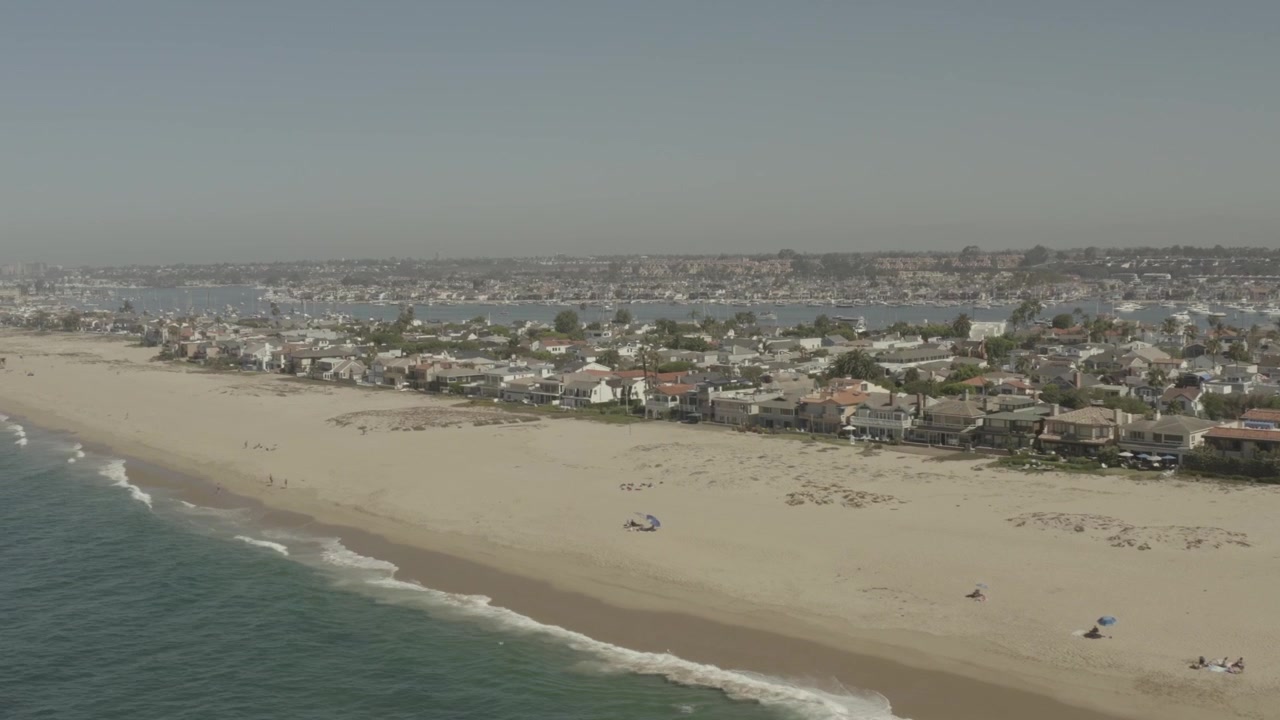 Bellissima ripresa aerea con drone di una spiaggia costiera della California - Non gradato