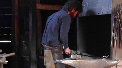 herrero trabajando en una forja