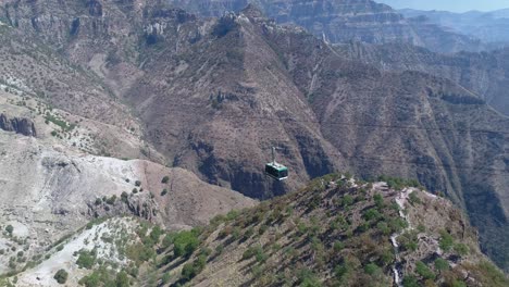 toma aérea de un teleférico en el cañón urique en divisadero, región de las barrancas del cobre, chihuahua