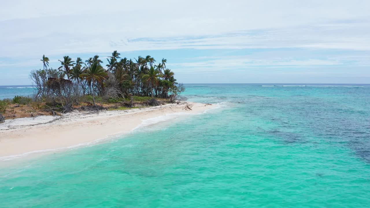 Vista aerea di una piccola isola tropicale di corallo a Tonga, Polinesia, spiaggia bianca e palme vicino alle acque turchesi dell'Oceano Pacifico meridionale