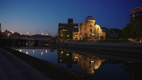 la cúpula atómica de genbaku en la ciudad de hiroshima por la noche