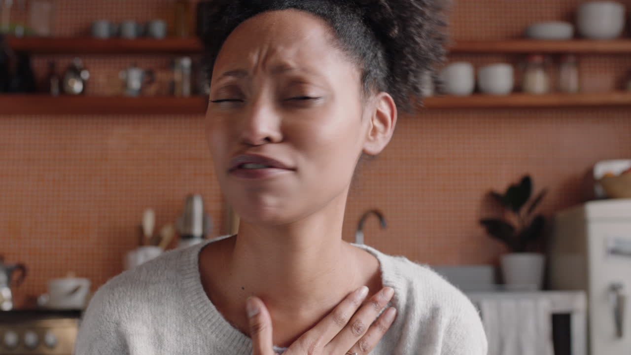 mujer feliz teniendo chat de video usando cámara web en casa soplando besos hablando con amigos compartiendo estilo de vida emocionante disfrutando de la comunicación en línea en pantalla horizontal