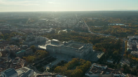 Dia--Und-Schwenkaufnahmen-Eines-Großen-Gebäudes-Am-Königlichen-Palast-Und-Der-Almudena-Kathedrale.-Luftaufnahme-Gegen-Sonnenschein.