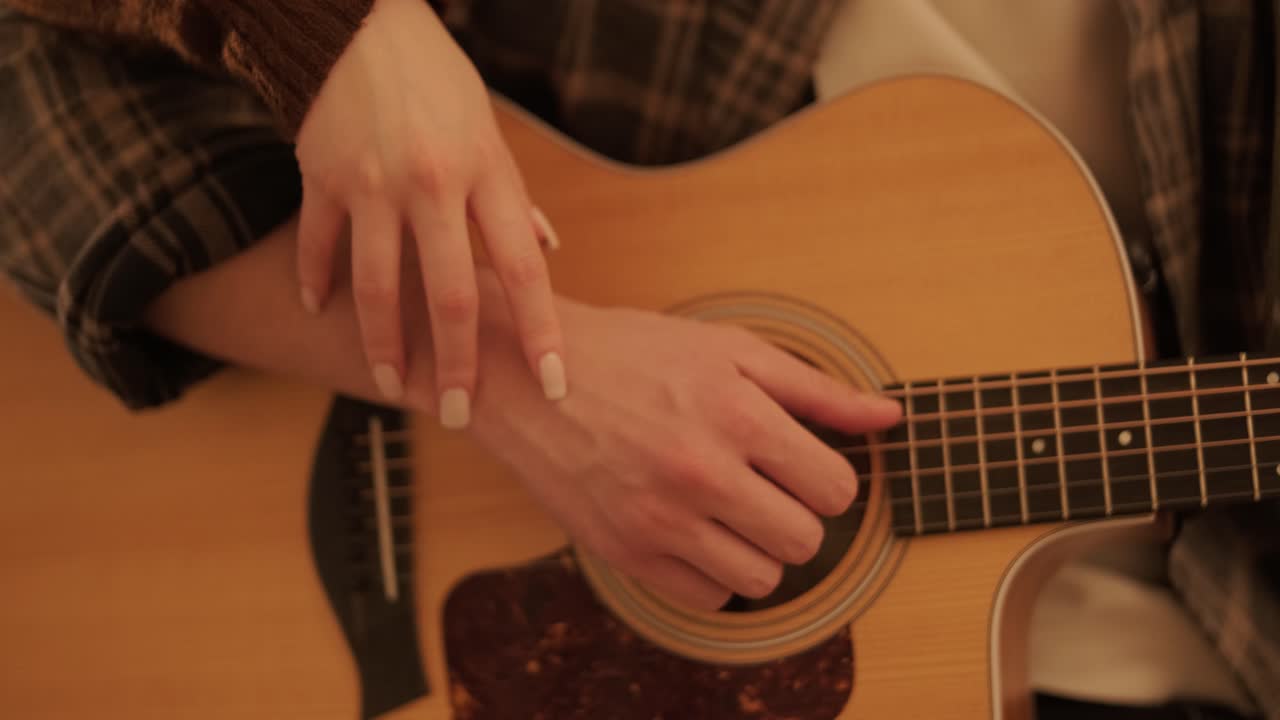 una pareja enamorada está pasando tiempo en casa.