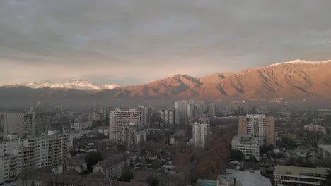 Santiago-Chile-Fliegende-Drohne-Bei-Sonnenuntergang-In-Providencia