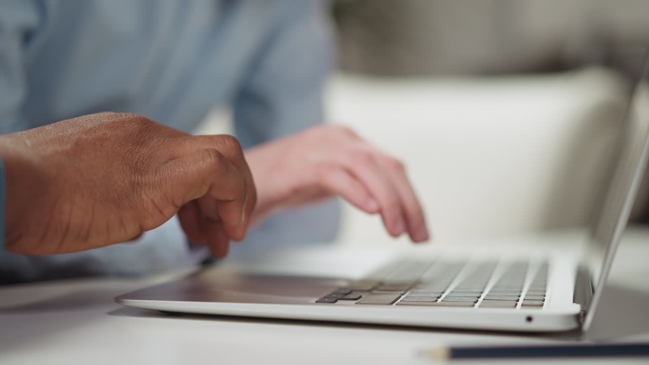 niño aprende a escribir en inglés con un maestro de habla nativa