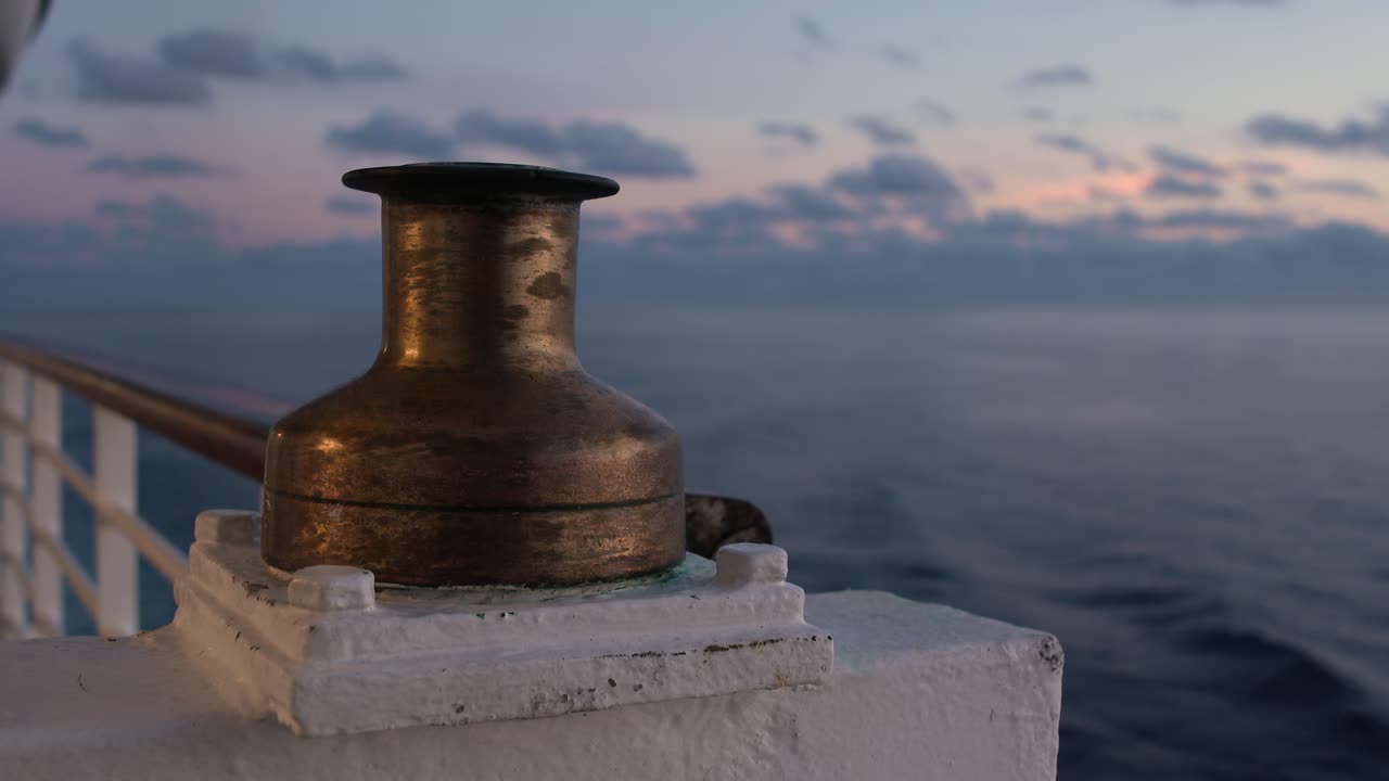 Viaggio in mare all'ora blu: vista a bordo di una bitta di nave da crociera con tramonto mozzafiato sull'oceano