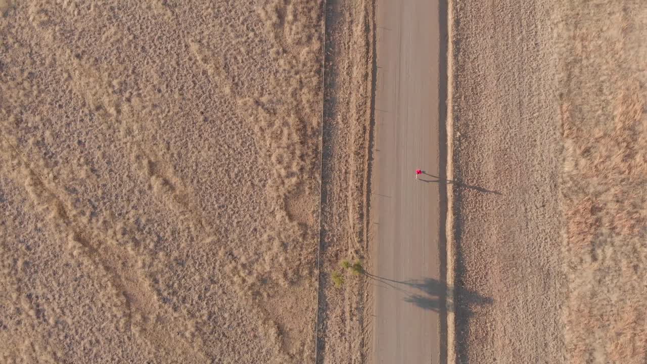 겨울 아침 자갈길을 달리는 주자의 조감도