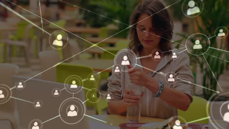 animación de iconos de perfil conectándose con líneas sobre mujer bebiendo agua mientras trabaja en la computadora portátil