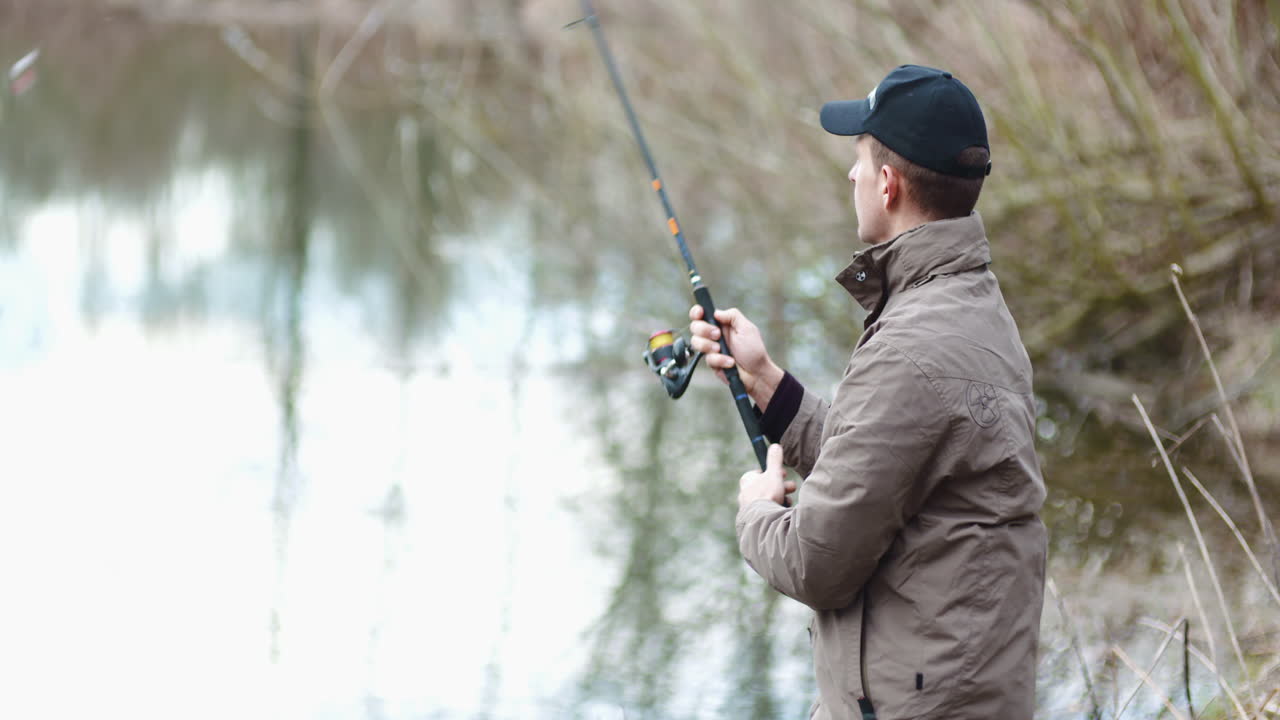 рыбак держит удочку в руках 1