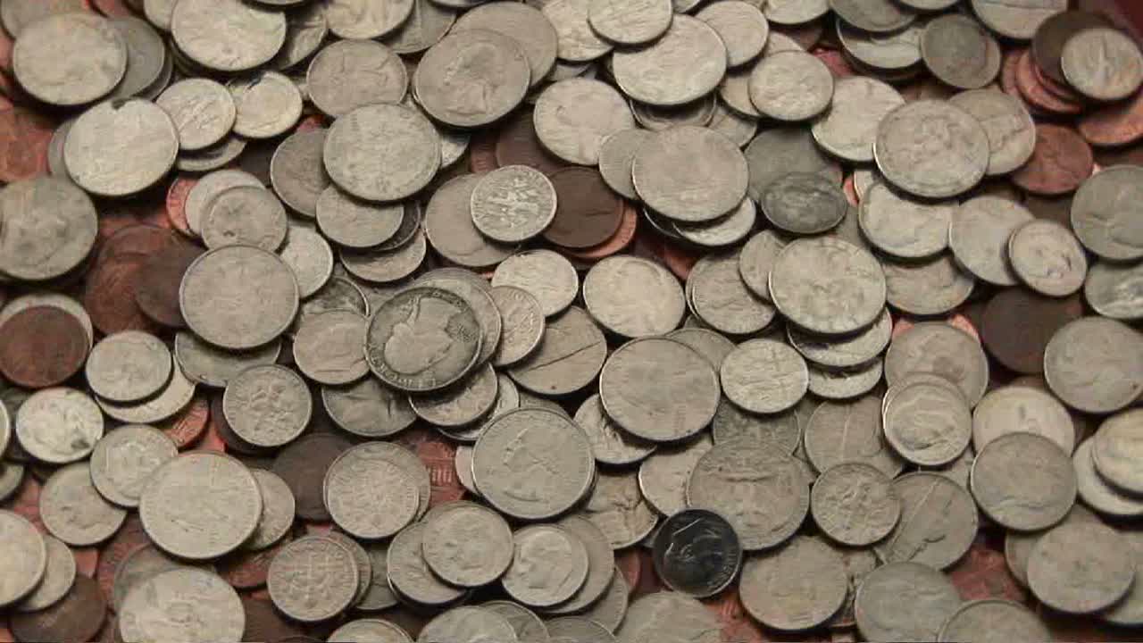 un montón de monedas se sienta en una mesa