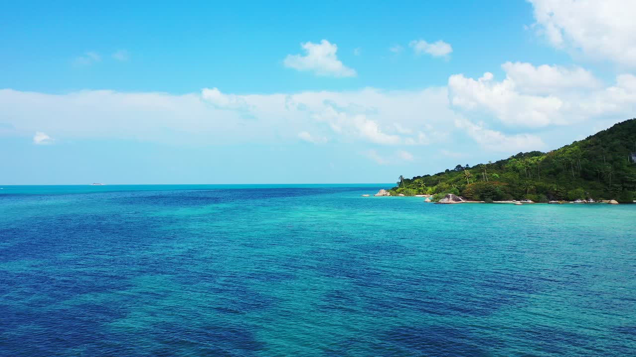Thailand tropical island and turquoise sea background. Bright blue sky and fluffy clouds above the uninhabited cay