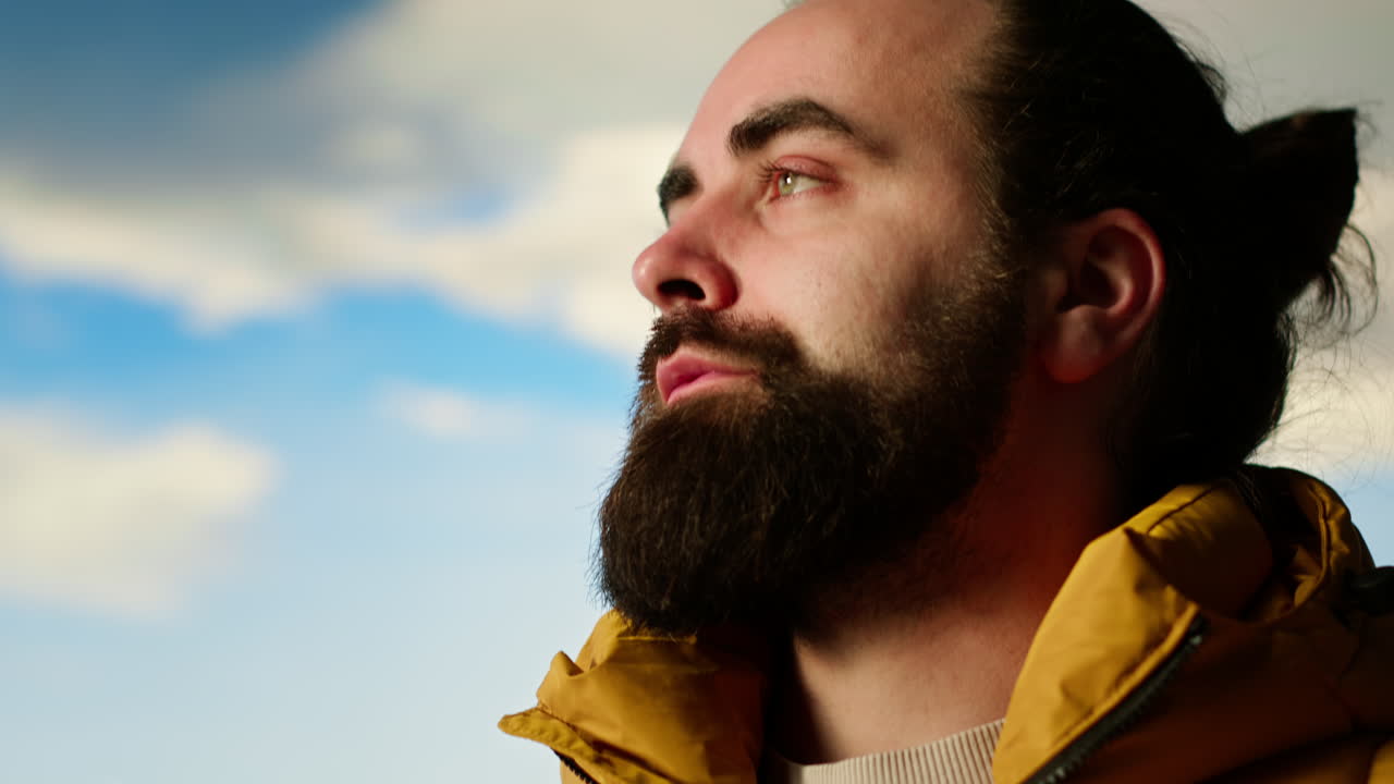 el viajero disfruta del impresionante paisaje montañoso y los hermosos picos