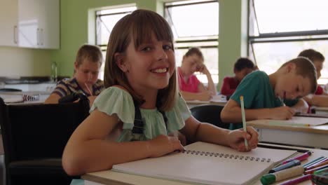 Niña-Con-Discapacidad-Física-Sonriendo-En-La-Clase