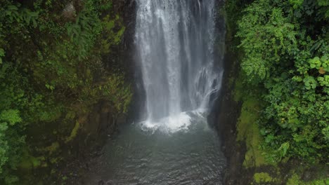 Una-Vista-De-Dron-De-Una-Hermosa-Cascada-En-Costa-Rica