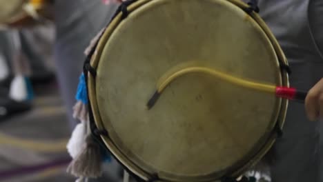 Baterista-De-Dhol-Rítmico-Golpeando-El-Dhol-En-Cámara-Lenta