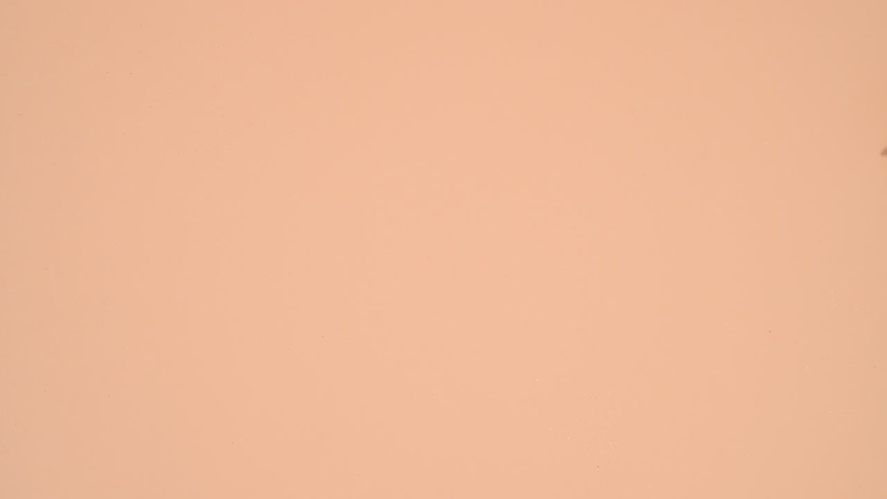 aparecen estrellas brillantes de navidad y pequeños adornos y hacen la frontera del marco en el tema naranja pastel.