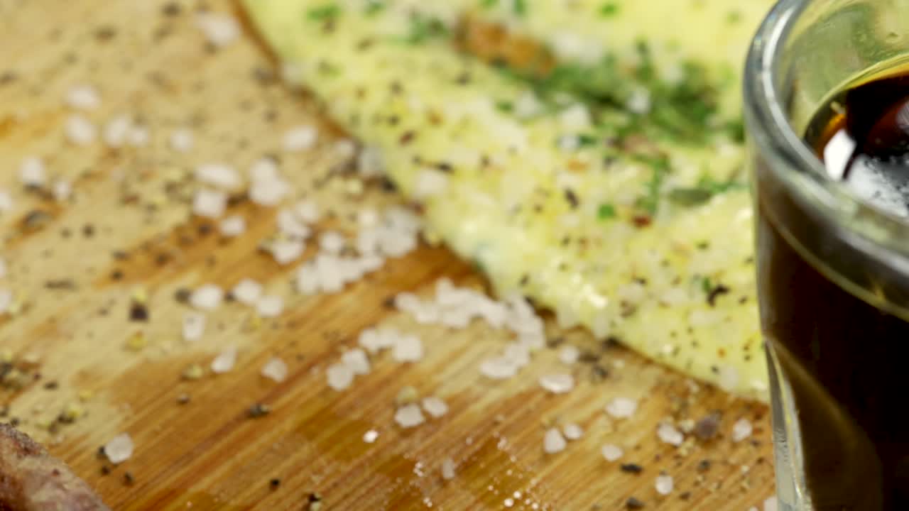 macro tiro de mano masculina agarrando un trozo de calamar frito