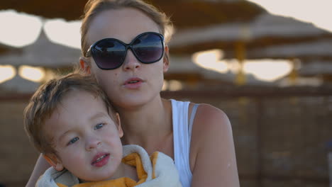 Schöne-Familie-Am-Strand