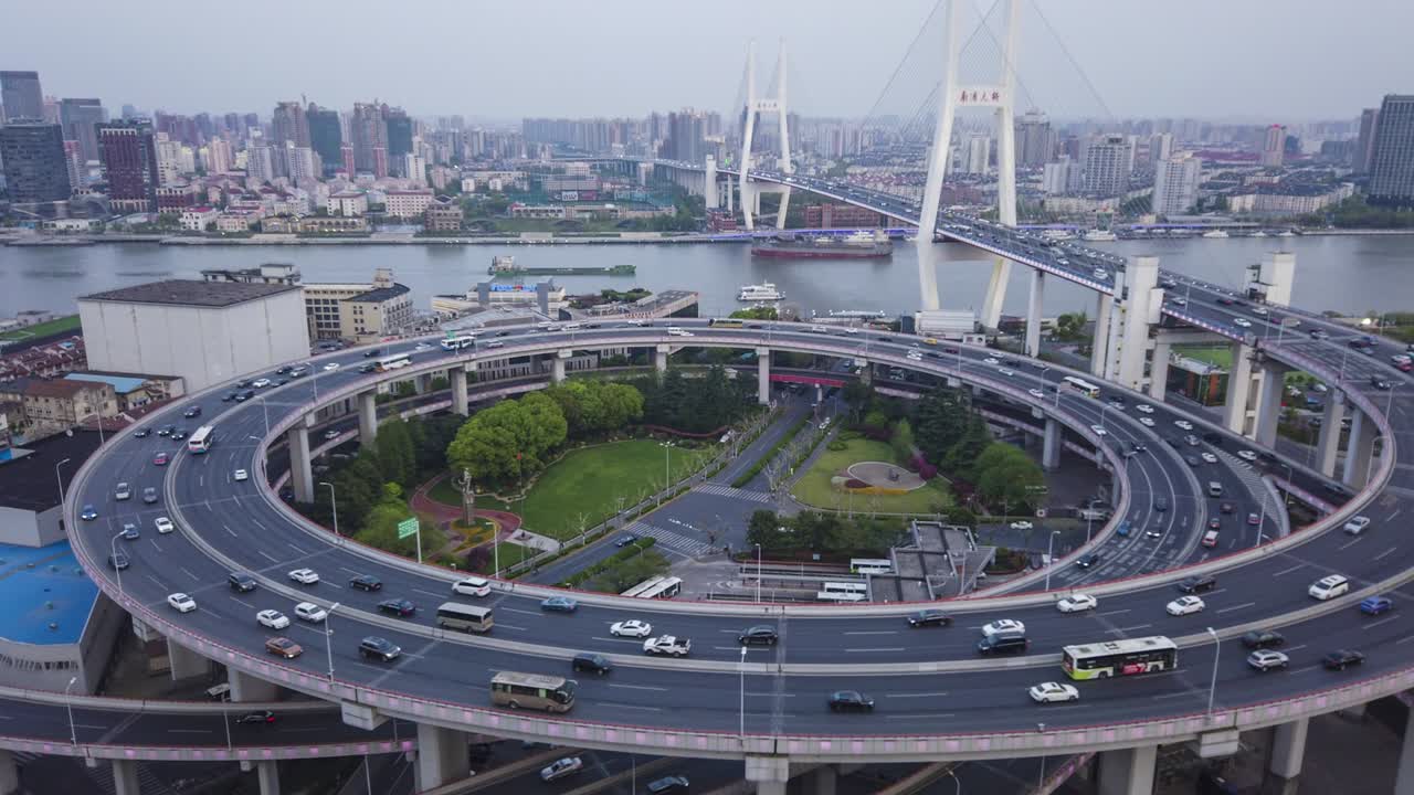 중국 상하이의 난푸 다리 (nanpu bridge) 스파이럴 도로 (spiral road) 에서의 교통의 움직임과 시간 간격은 4k 영상으로 밤부터 낮까지입니다.