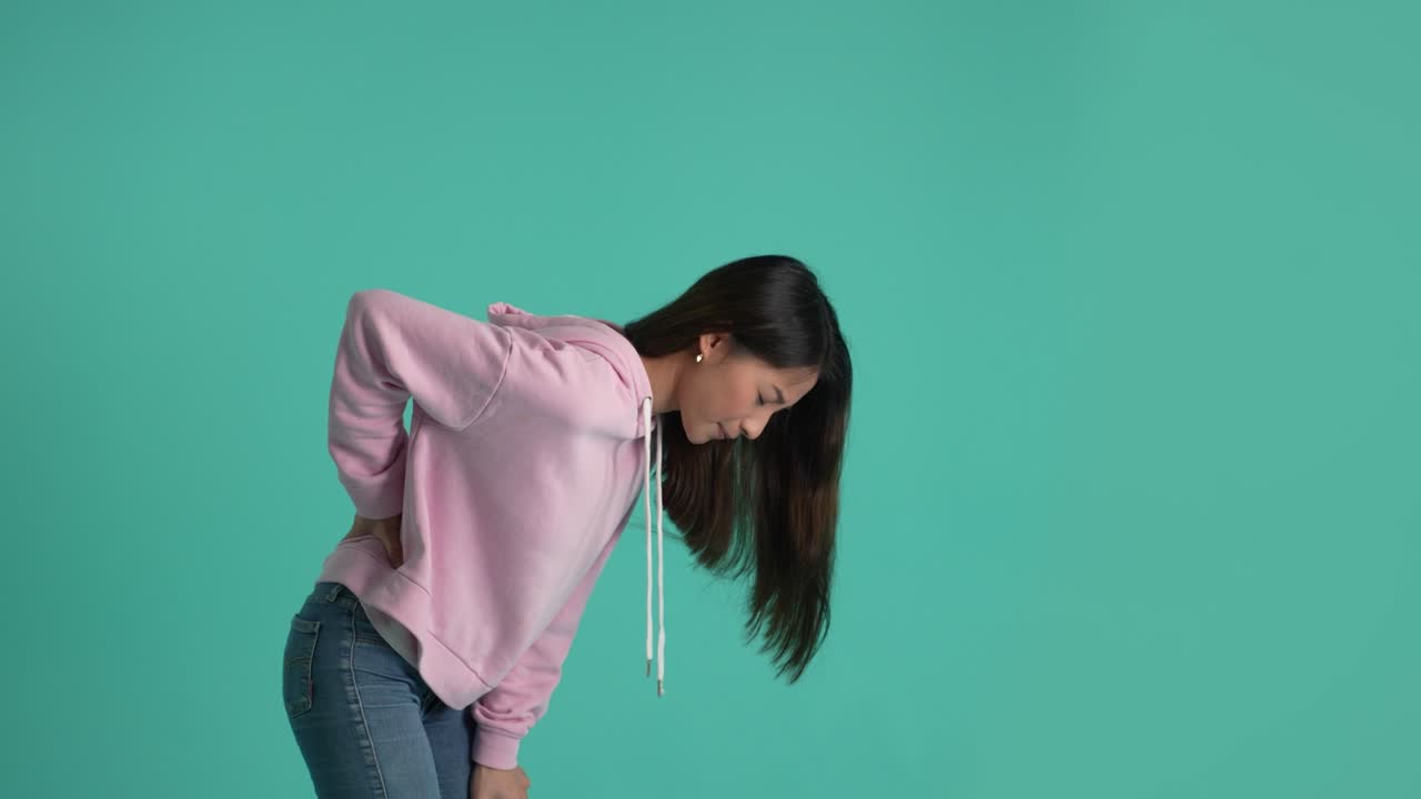 허리 통증 을 고 있는 병든 아시아 여자
