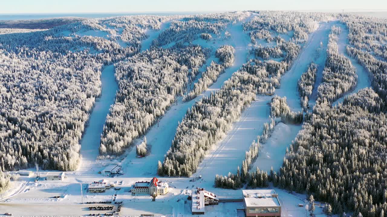 눈 인 산악 스키 리조트 공중 사진