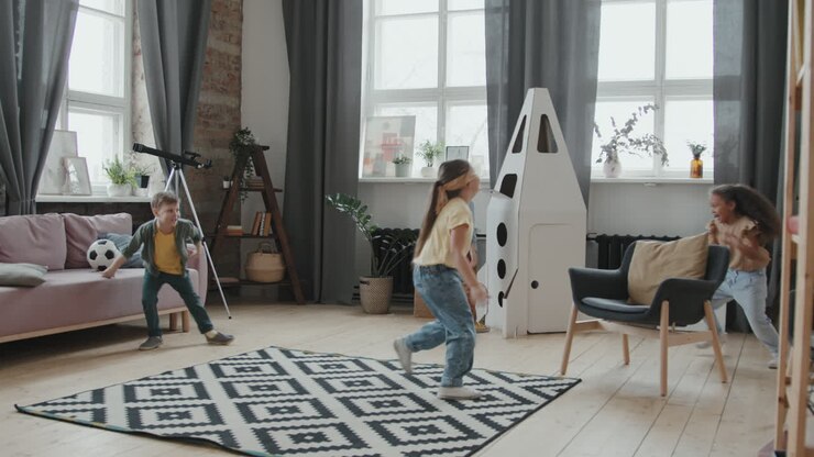 Bambine felici che giocano a mosca in casa