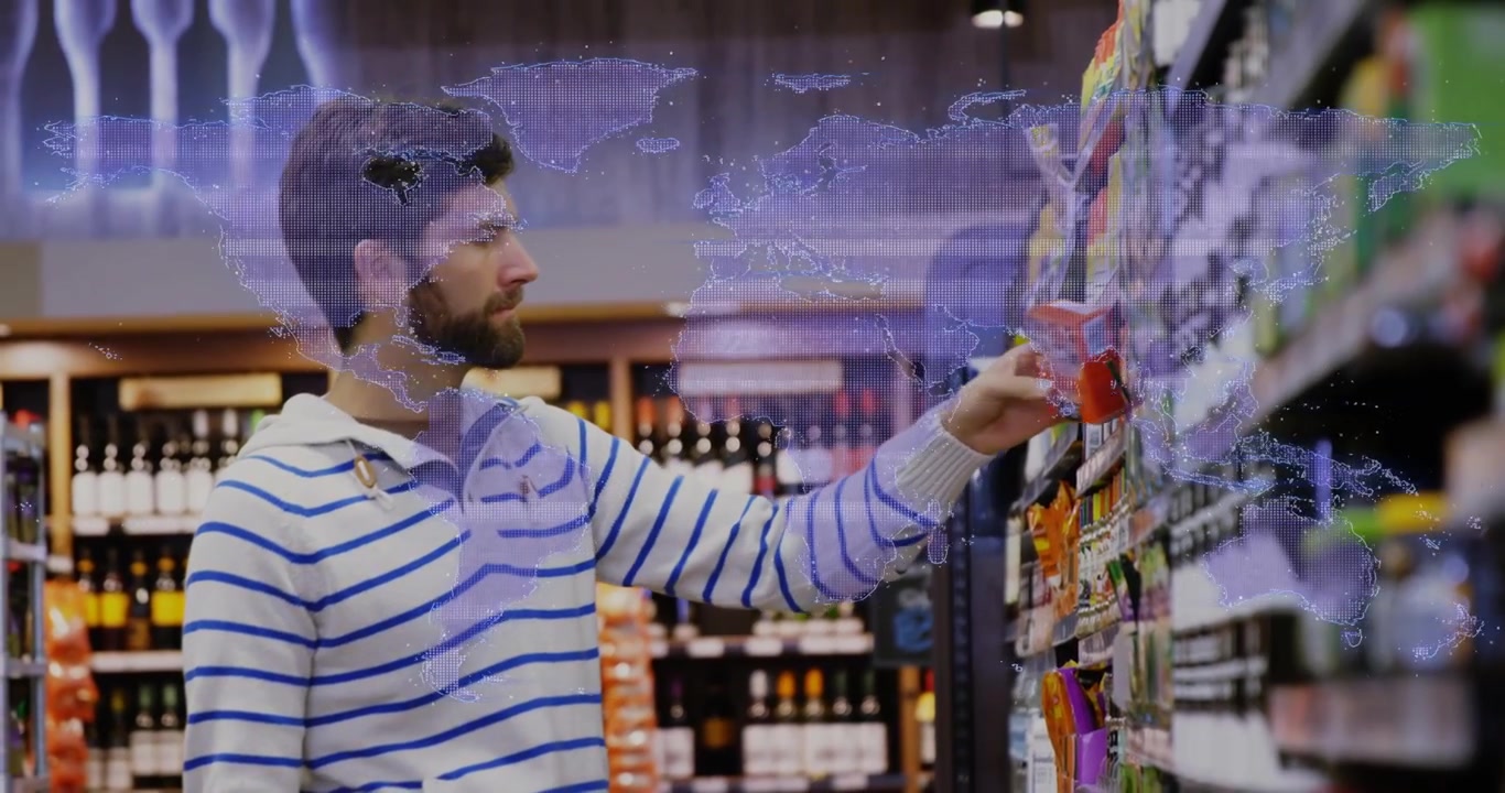 Comprador masculino escaneando un estante de tienda, alcanzando y cogiendo un paquete, revisando la etiqueta, con una superposición morada.