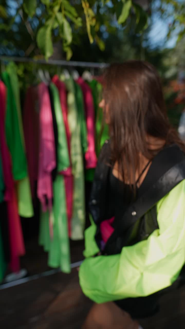 mujer comprando en el mercado al aire libre