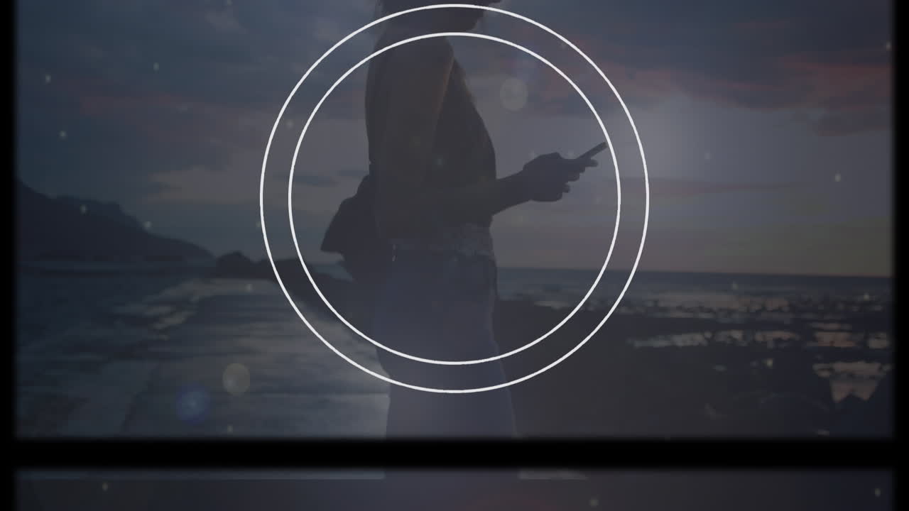 스마트폰을 사용하는 여성 위에 움직이는 스크린의 애니메이션