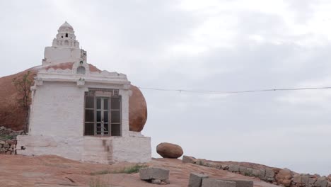 pequeño templo en malyavanta parvata o cima de una colina en hampi, karnataka
