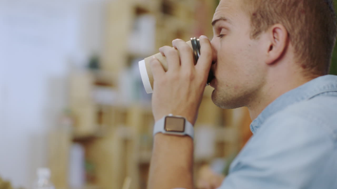 startup, resolución de problemas y hombre de negocios no están de acuerdo